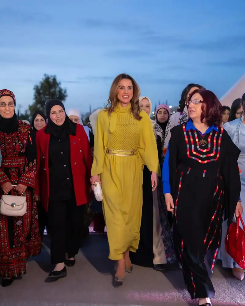 Rania de Jordania tunea un precioso vestido con textura en su última aparición solidaria y arrasa con su look