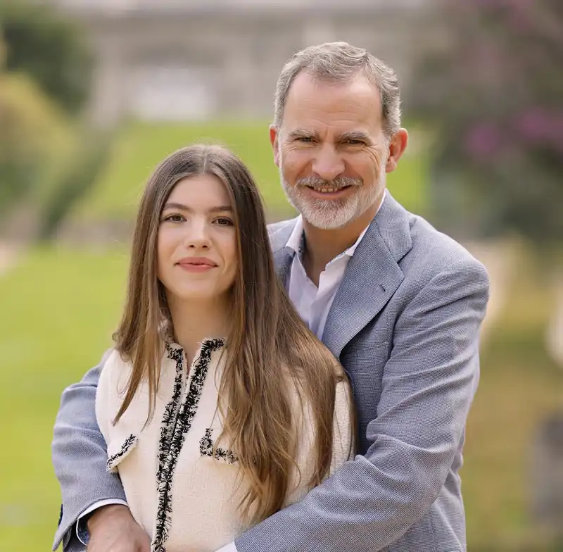 El Rey Felipe, abrazando a su hija menor, la Infanta Sofía