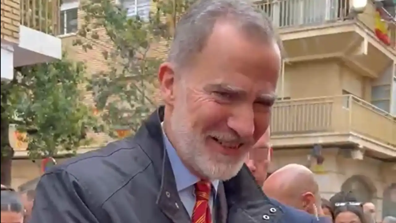 El Rey Felipe visita en privado y por sorpresa las Fallas de Valencia: todas las imágenes  