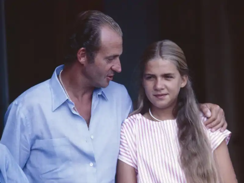 El Rey Juan Carlos, abrazando a la Infanta Cristina