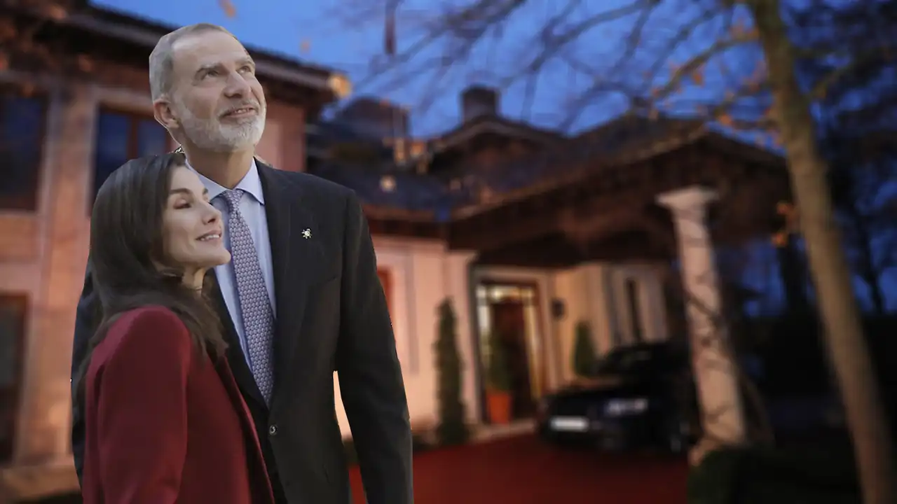 Los Reyes Felipe y Letizia y, de fondo, el Palacio de La Zarzuela