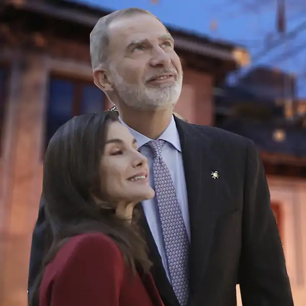 Los Reyes Felipe y Letizia y, de fondo, el Palacio de La Zarzuela