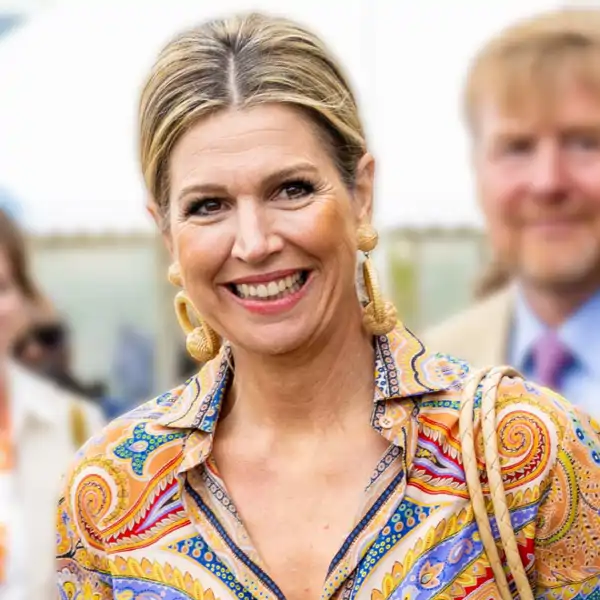 Máxima de Holanda arrasa en Kenia con el vestido de estampado boho incombustible que todas llevaremos esta primavera 