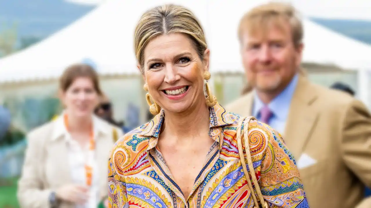 Máxima de Holanda arrasa en Kenia con el vestido de estampado boho incombustible que todas llevaremos esta primavera 