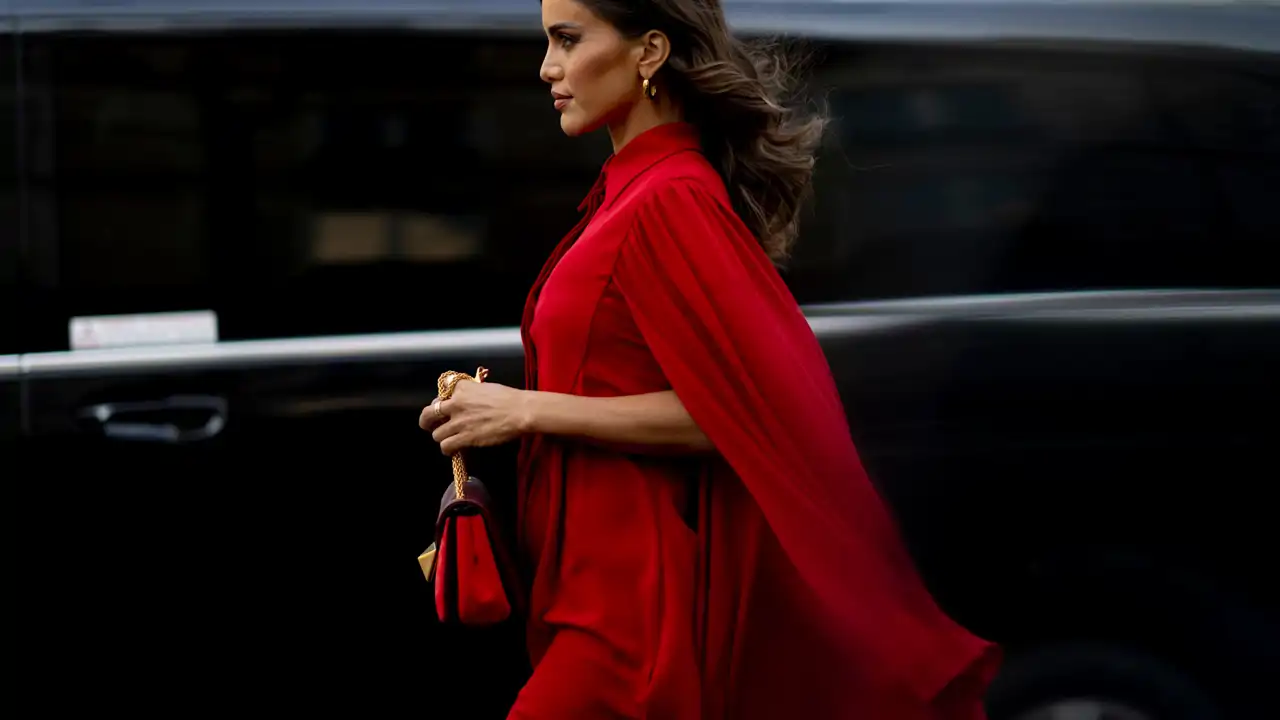 Mujer vestido rojo Mango 