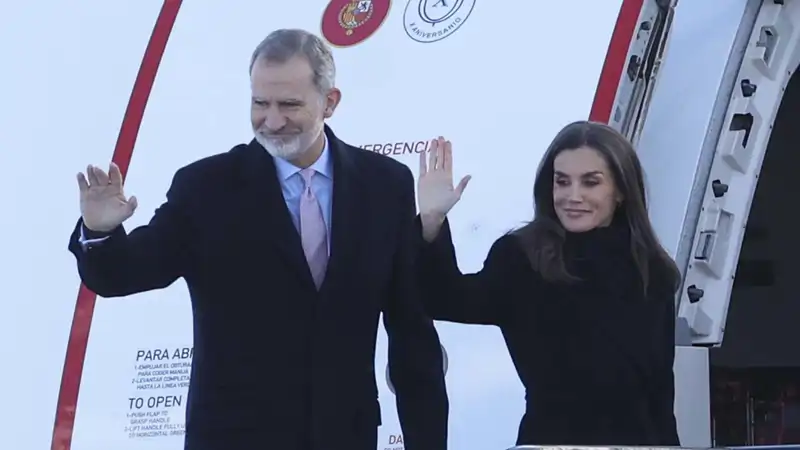 La Reina Letizia y el Rey Felipe en su avión