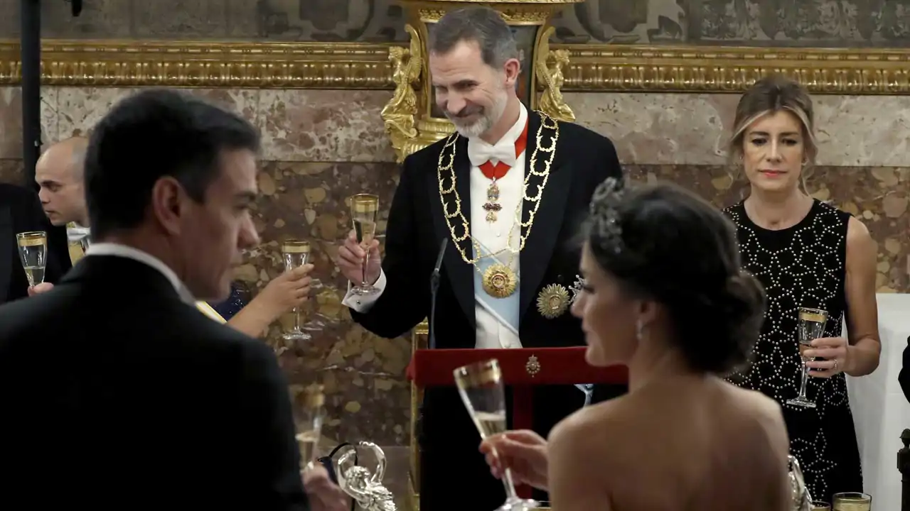 Un cordel y una pieza de madera: el truco infalible que se usa en las cenas de galas de los Reyes Felipe y Letizia para tener la mesa perfecta