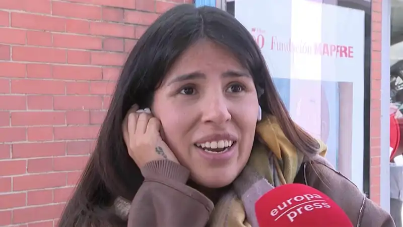 Isa Pantoja atendiendo a la prensa