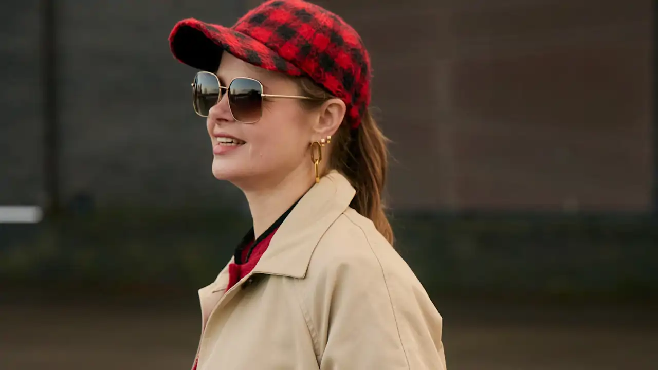 Mujer con gorra look casual de zapatillas