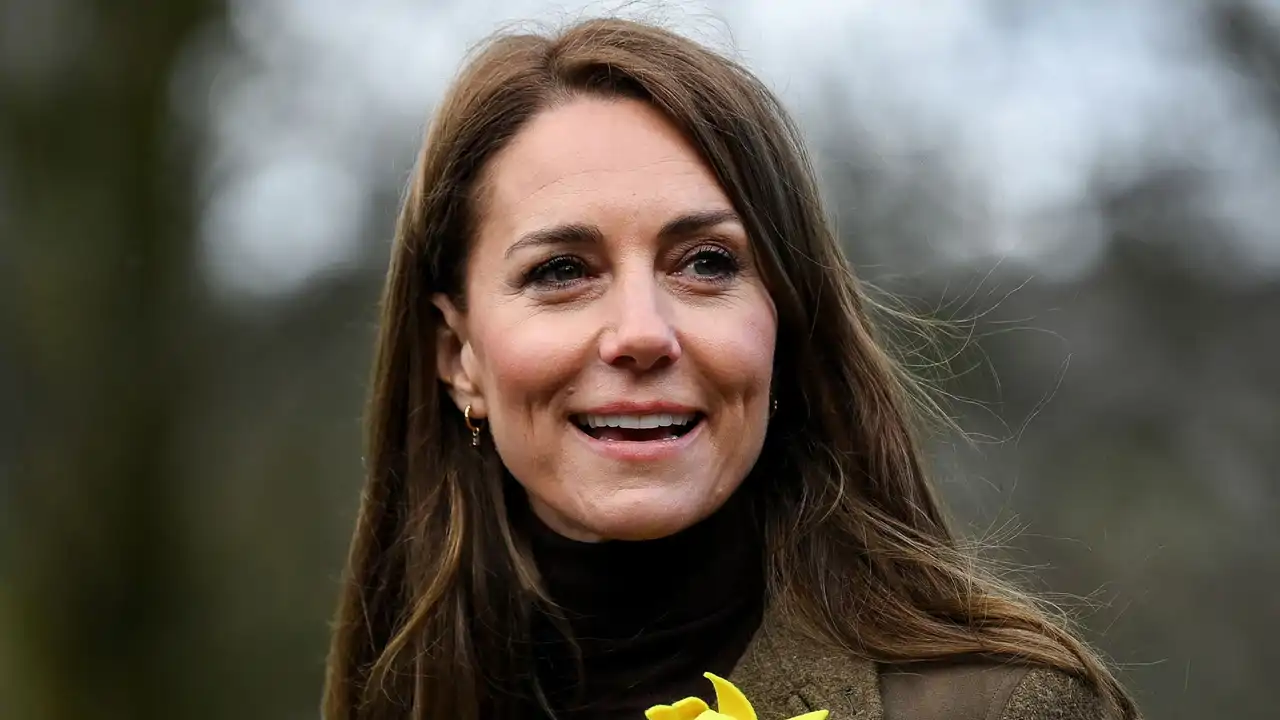 Kate Middleton con gesto sonriente