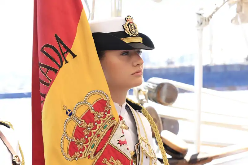 La Princesa Leonor junto a la bandera de España