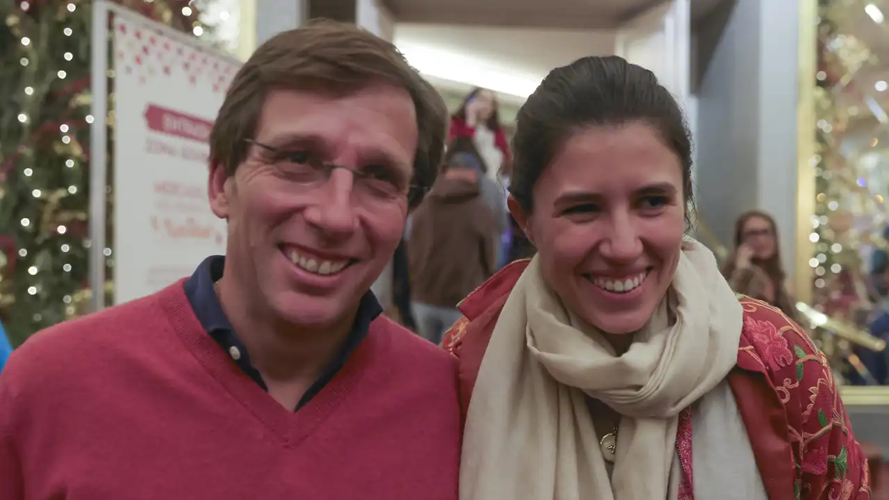 Teresa Urquijo y José Luis Martínez-Almeida muy sonrientes