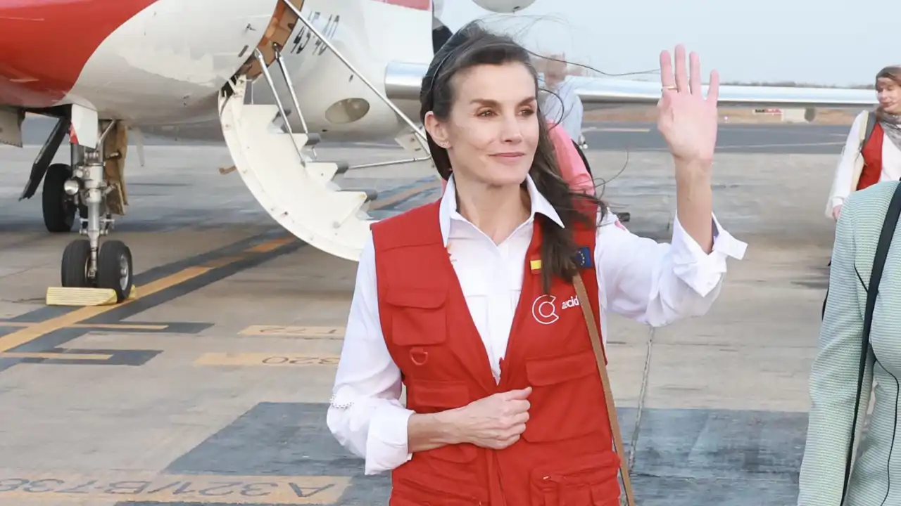 La Reina Letizia aterriza en Cabo Verde con su "uniforme de trabajo": arranca su viaje de cooperación