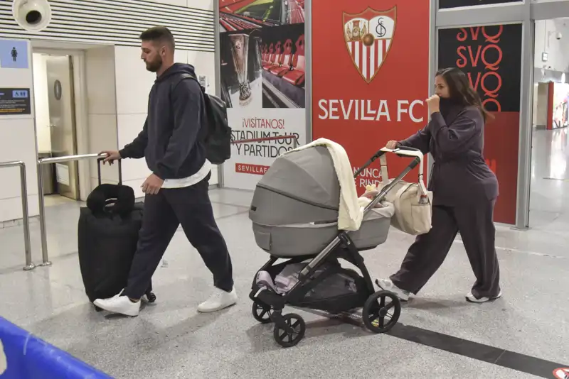 Anabel Pantoja y David Rodríguez en el aeropuerto de Sevilla