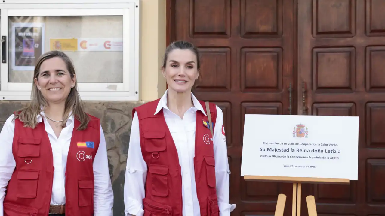 La Reina Letizia arranca su viaje de cooperación en Cabo Verde: de la primera reunión de trabajo a su inseparable complemento