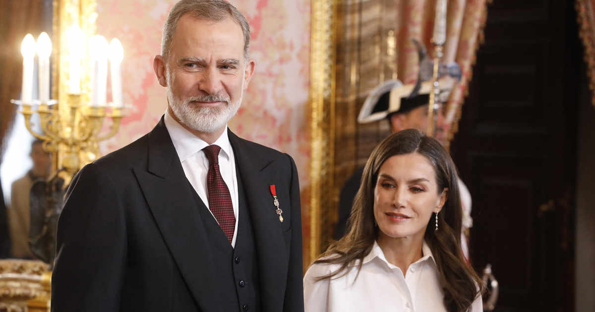 Una experta en protocolo destapa el motivo por el que los Reyes Felipe y Letizia rechazan comida de desconocidos