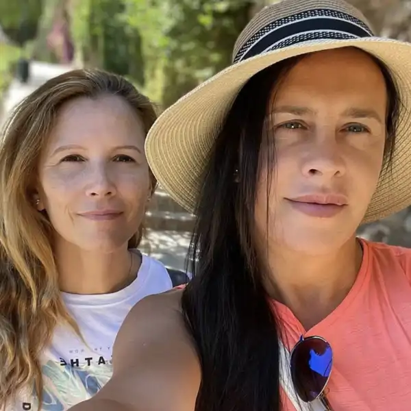 Karla Sofía Gascón y su esposa, Marisa