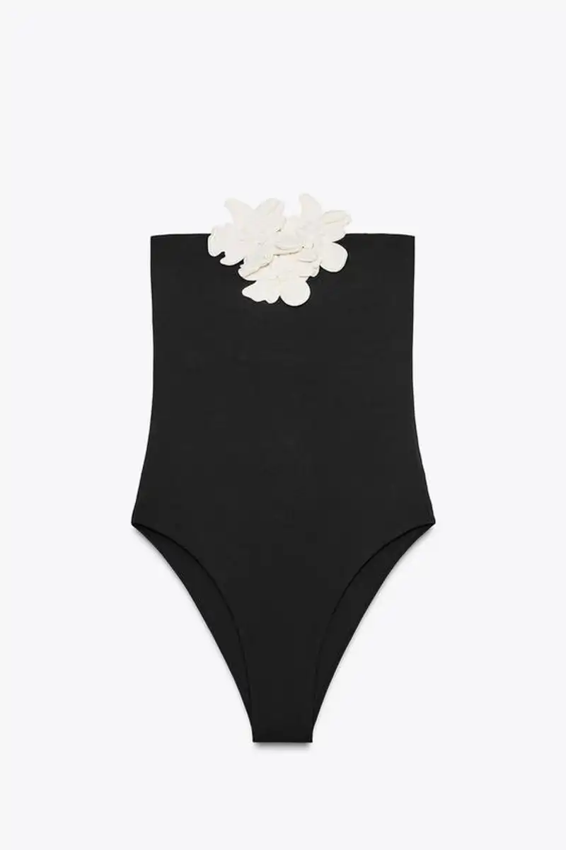 Bañador bandeau flores de Zara 35,95 euros