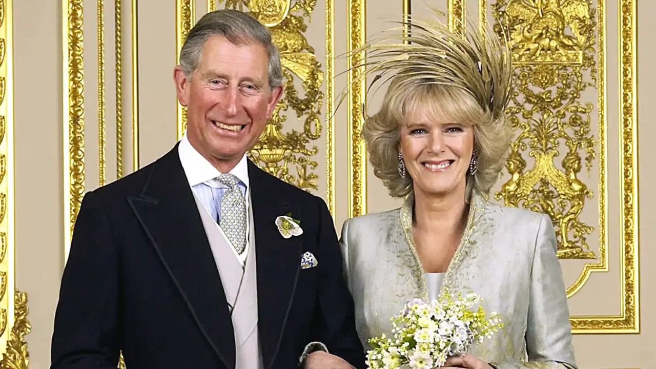 Carlos y Camilla sonrientes el día de su boda, hace ahora veinte años.
