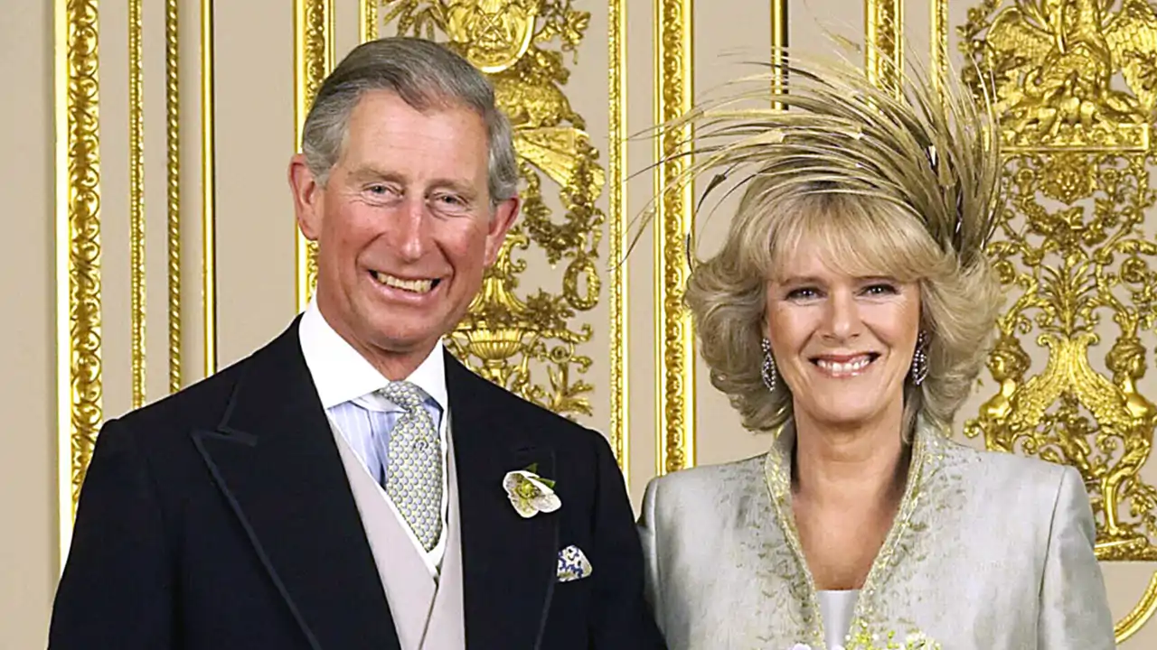 20 años de la boda de Carlos III y Camilla: de la 'corta' lista de invitados al motivo por el que no acudió la reina Isabel II