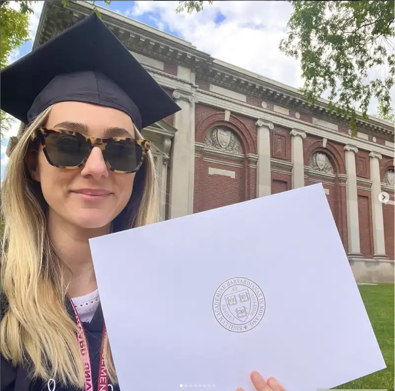 Cristel luce con orgullo su título