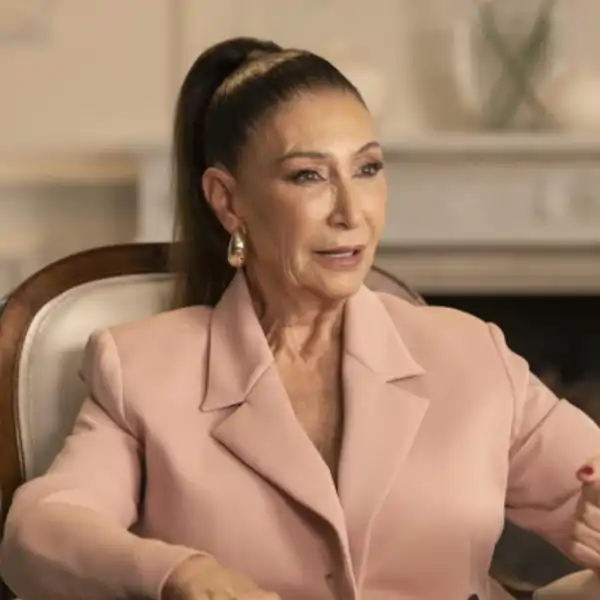 El estilo de Victoria, la madre de Vicky Martín Berrocal y estrella del nuevo reality familiar: elegante, comfy y andaluz