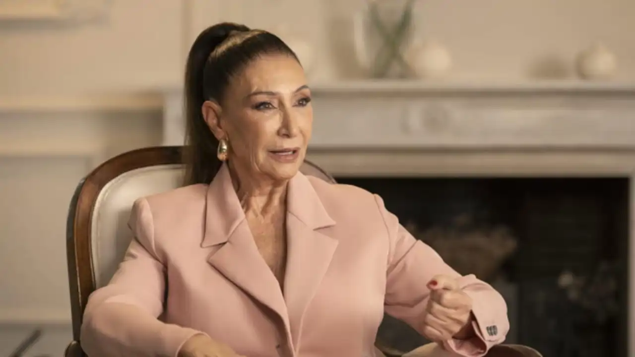 El estilo de Victoria, la madre de Vicky Martín Berrocal y estrella del nuevo reality familiar: elegante, comfy y andaluz
