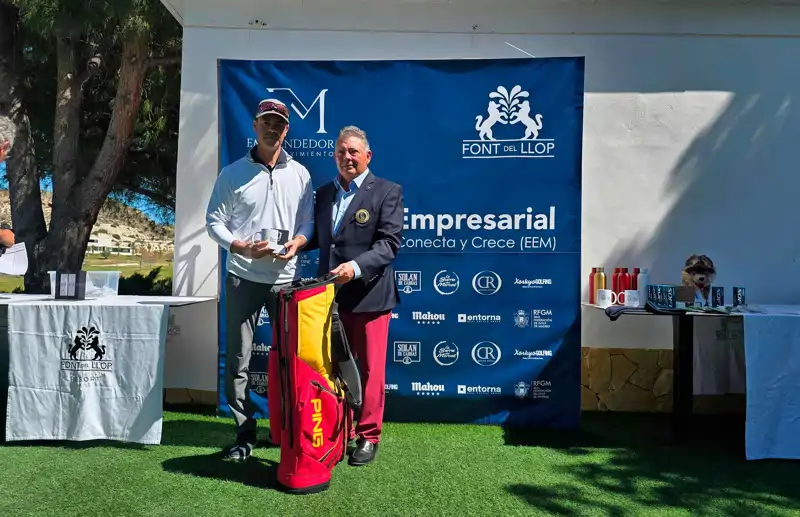 El ganador junto al presidente de la comunidad Valenciana