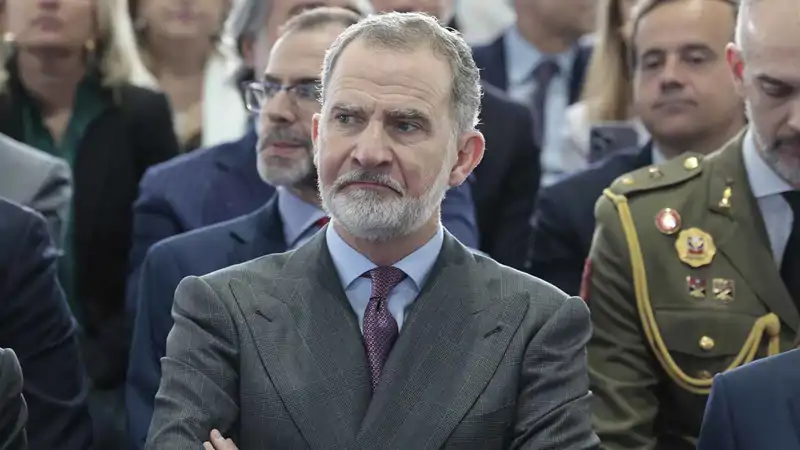 El Rey Felipe reaparece visiblemente incómodo