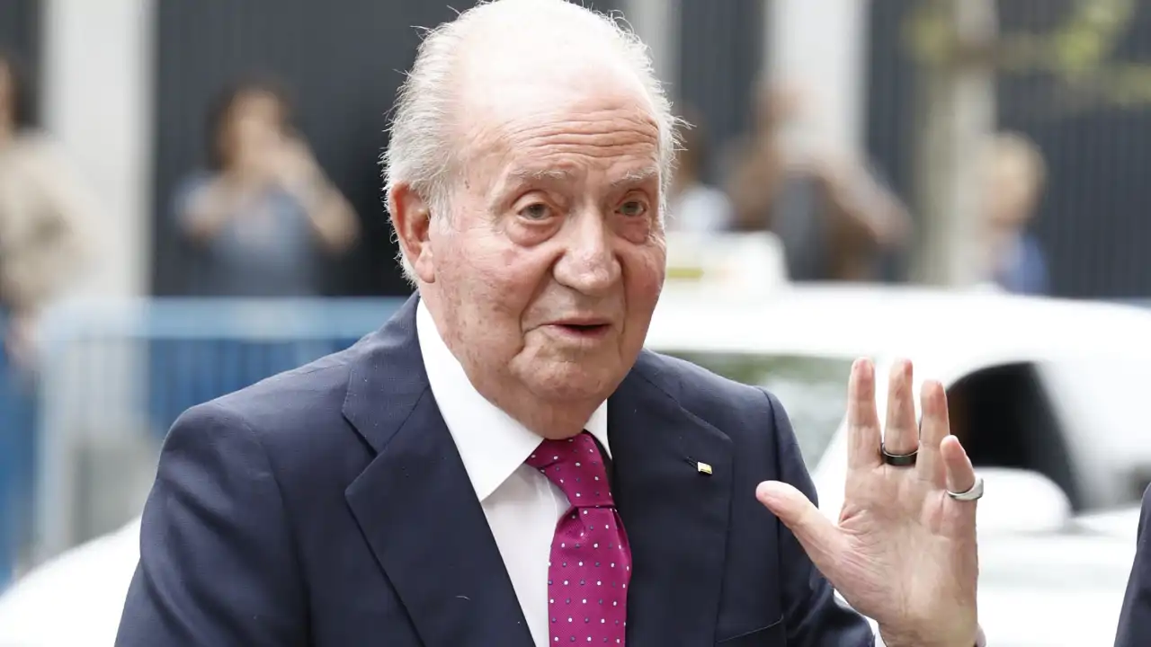 El Rey Juan Carlos saluda a la prensa