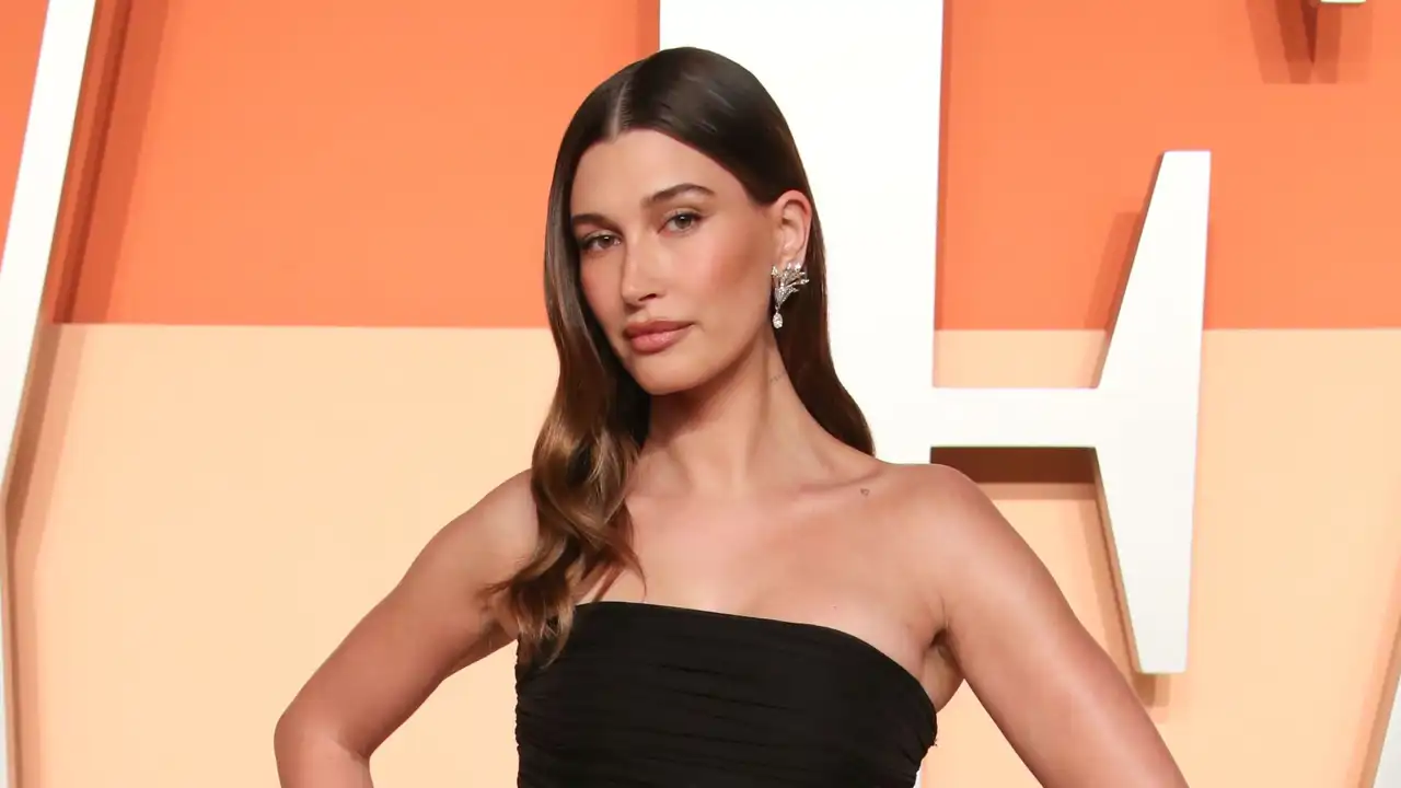 Mocha Mousse, el color de pelo tendencia favorecedor, luminoso y elegante que triunfa entre las mujeres de más de 50