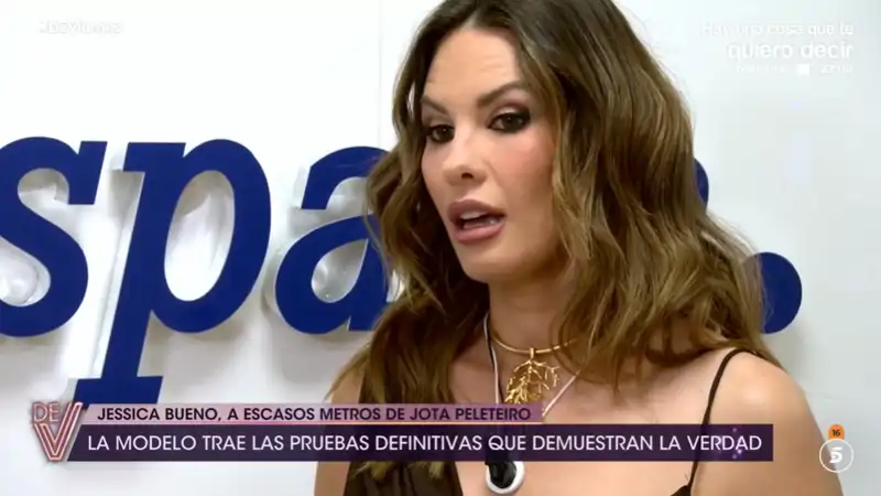 Jessica Bueno sigue la entrevista