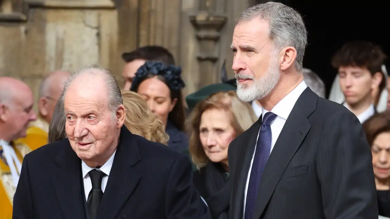 Juan Carlos I junto al Rey Felipe VI en la misa funeral por Constantino de Grecia en Reino Unido en febrero de 2024
