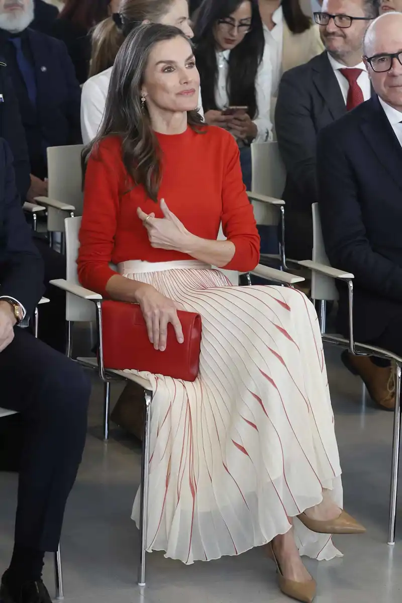 La falda plisada de la Reina Letizia en Granada