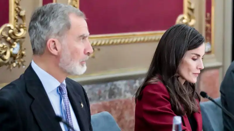 Los Reyes Felipe y Letizia serios