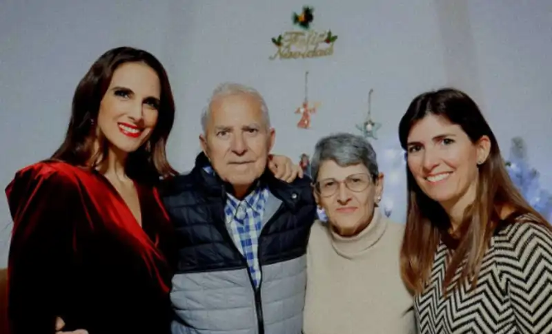 Nuria Fergó junto a sus familiares