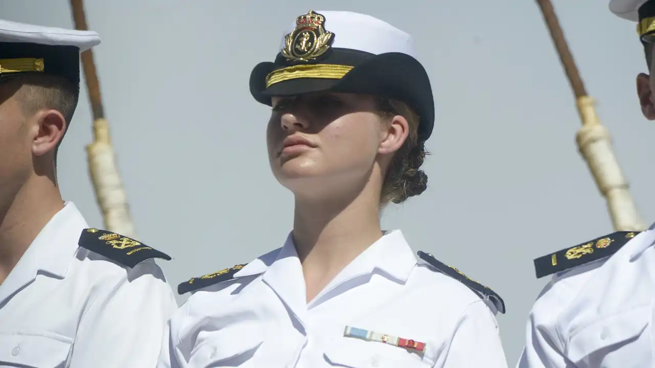 La Princesa Leonor, "triste y agobiada" tras ver la luz sus fotos en bikini: el consejo que le han dado los Reyes Felipe y Letizia