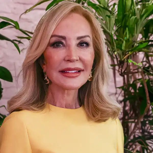 Encontramos en Lefties el traje 'amarillo mantequilla' que acaba de estrenar Carmen Lomana: barato, tendencia de primavera y súper favorecedor
