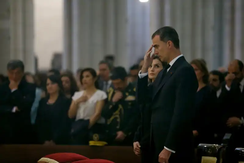 Los Reyes Felipe y Letizia en un funeral oficial. El Rey se persigna, la Reina declina esa parte de la liturgia.