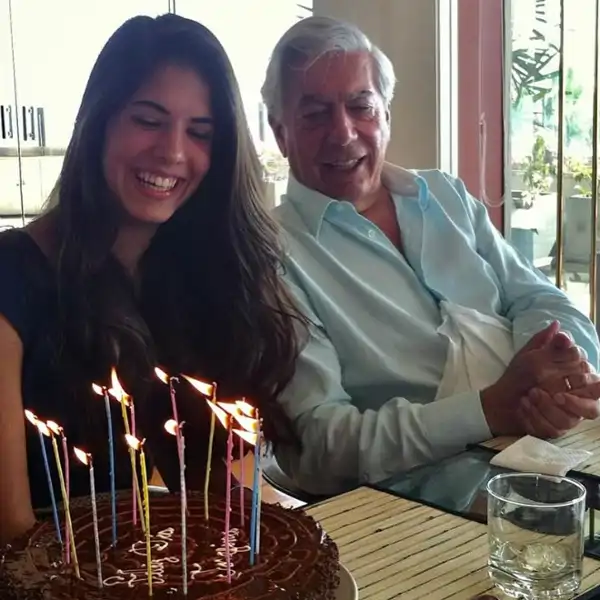 Mario Vargas Llosa junto a su nieta Josefina