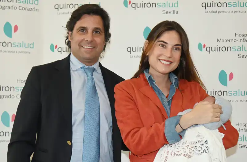 Fran Rivera y Lourdes Montes con su hijo