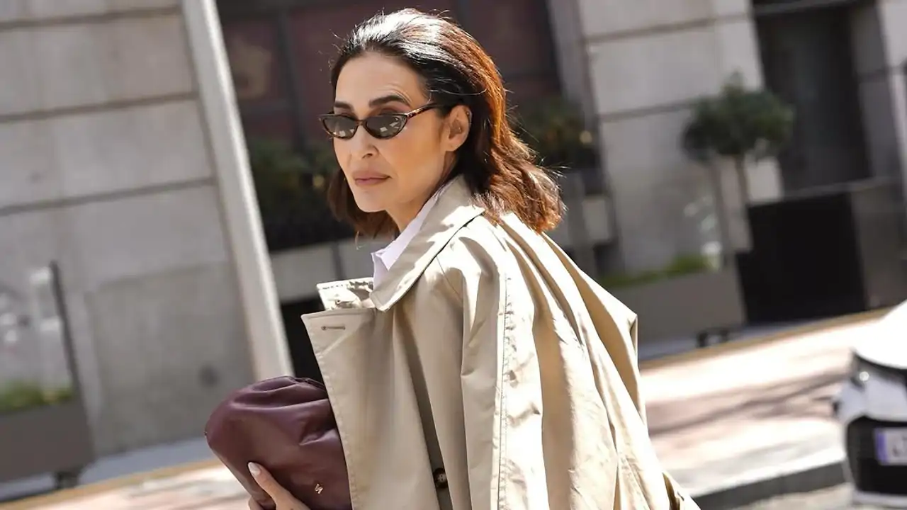 Vicky Martín Berrocal arrasa con su look casual de primavera: gabardina, bolso pouch y las bailarinas de la firma favorita de la Princesa Leonor 