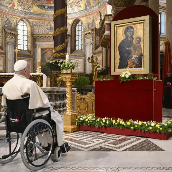 El Papa Francisco reza en la Basílica de Santa María la Mayor