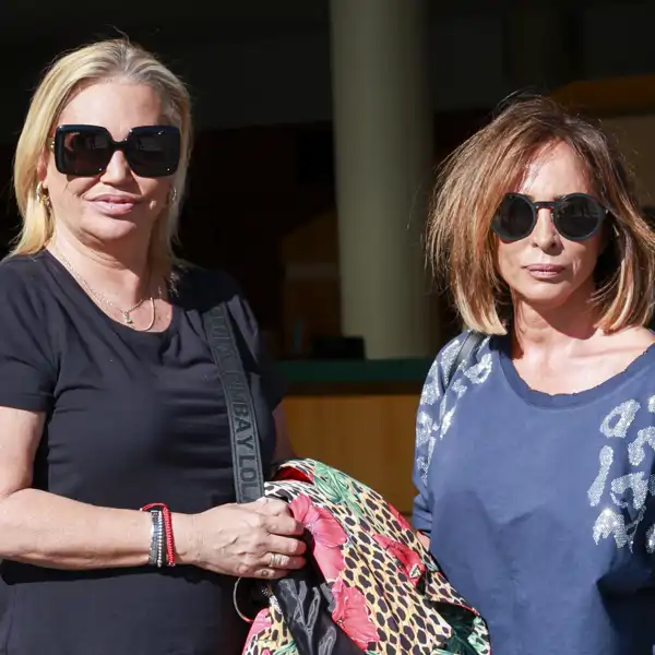 Belén Esteban y María Patiño en el tanatorio por la muerte de la madre de Lydia Lozano
