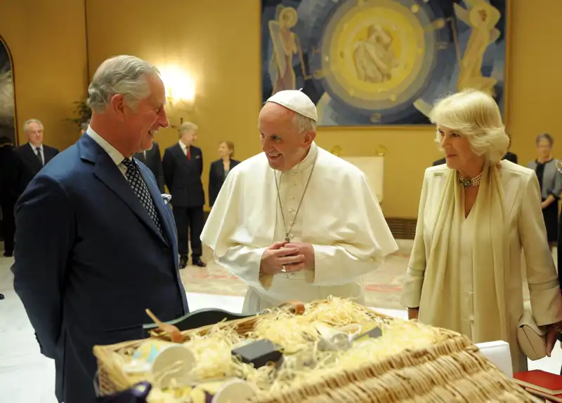 Carlos III junto al Papa Francisco y Camilla en 2019
