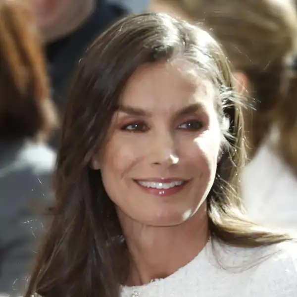 La Reina Letizia abandona el luto y reaparece con la pieza de tweed perfecta para la primavera