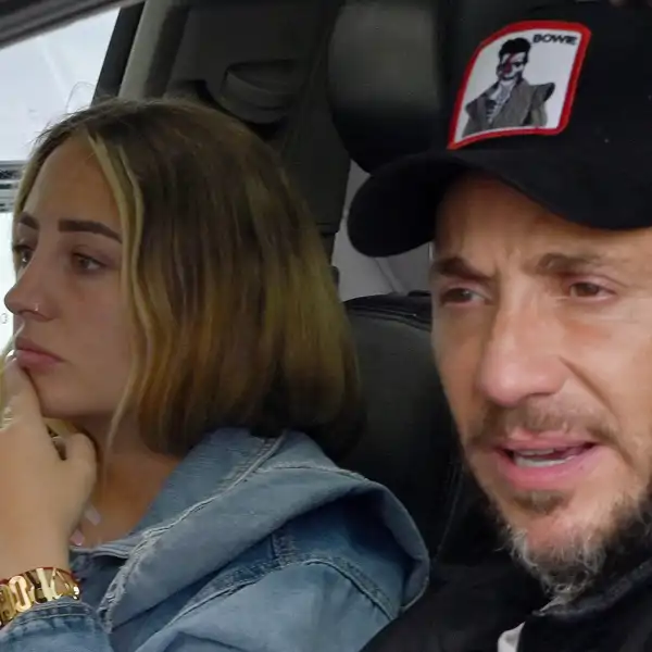 Rocío Flores y su padre, Antonio David, en un coche