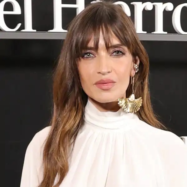 5 blusas ligeras de Zara para disimular las alas de murciélago sin pasar calor este verano