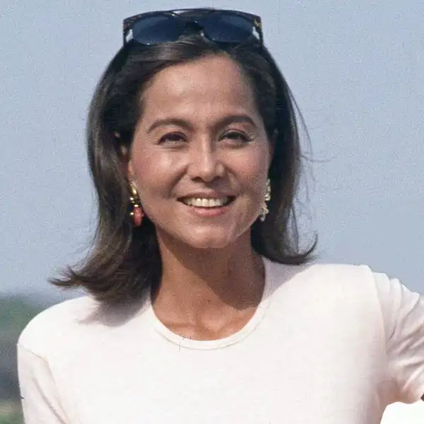 Acaban de llegar a Zara los pantalones de pinzas más elegantes por menos de 20 euros que Isabel Preysler ya llevó en los 90 