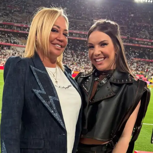 Belén Esteban e Inés Hernand en el descanso de la Copa del Rey